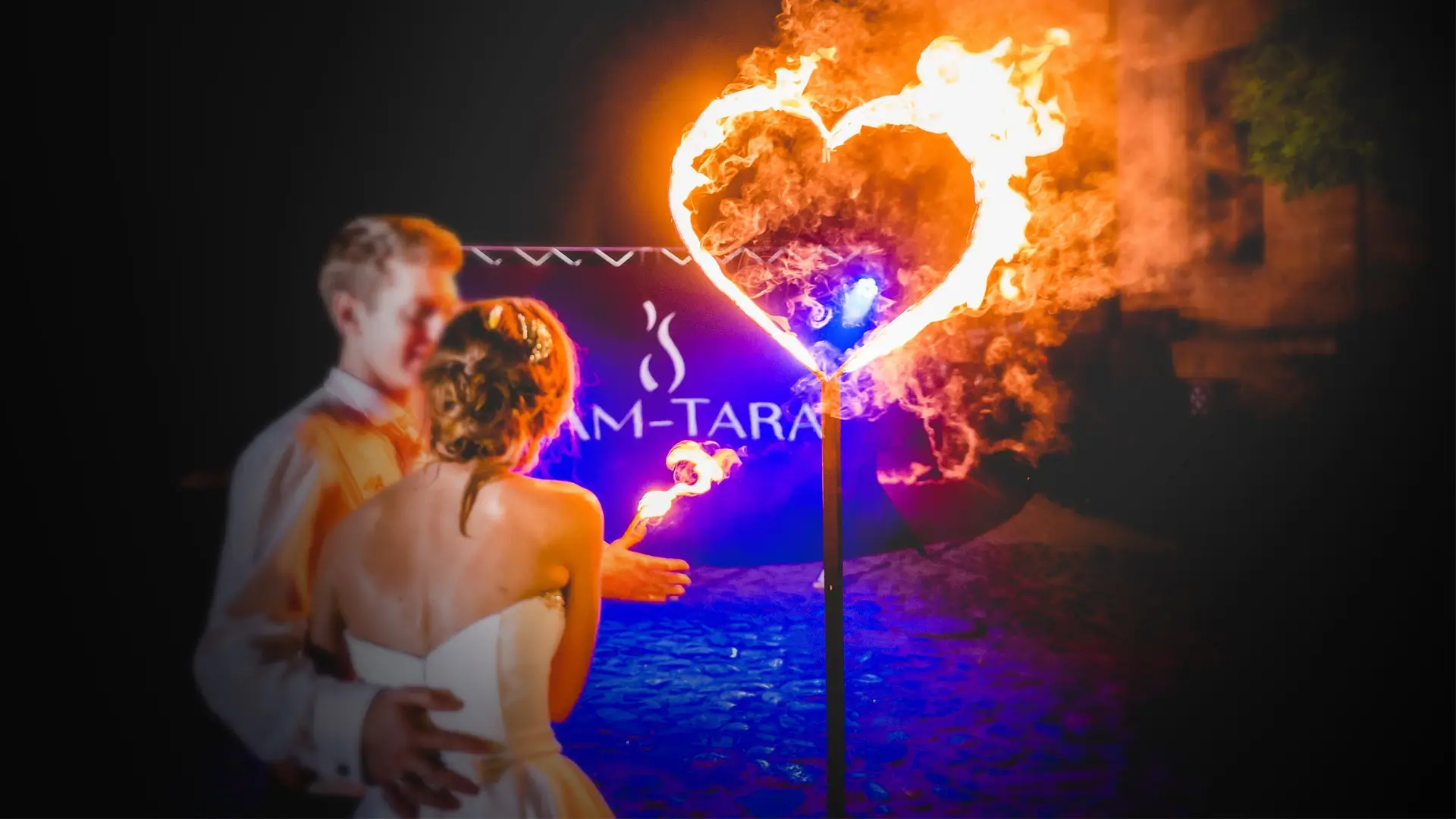 Para młoda zapala płonące serce podczas weselnego pokazu fireshow