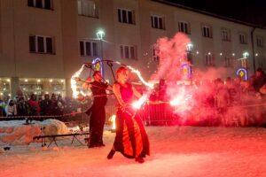 pokaz fireshow wykonany w Wiśle na placu Hoffa w wykonaniu dwóch tancerzy ognia