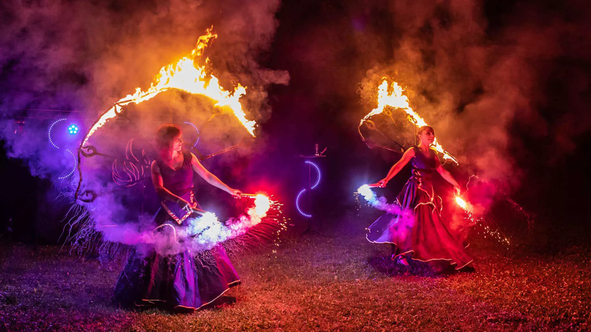 dwie tancerki wykonujące pokaz fireshow podczas pokazu ognia na weselu