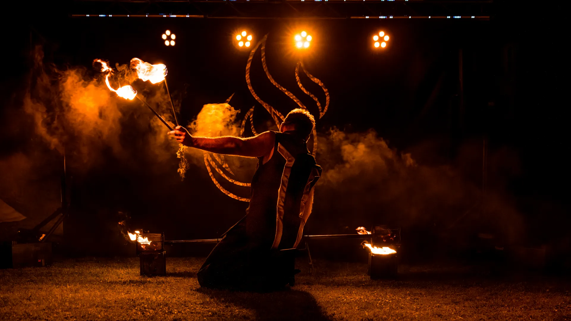 tancerz wykonujący pokaz fireshow
